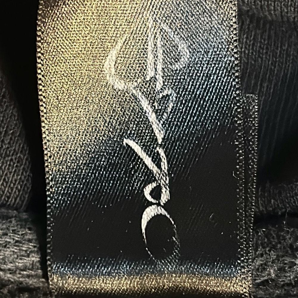 Large Heart Hoodie Black with Zipper and front pockets - Picture 9 of 9